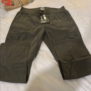 L.L. Bean Green Trousers for Practical Outdoor Wear